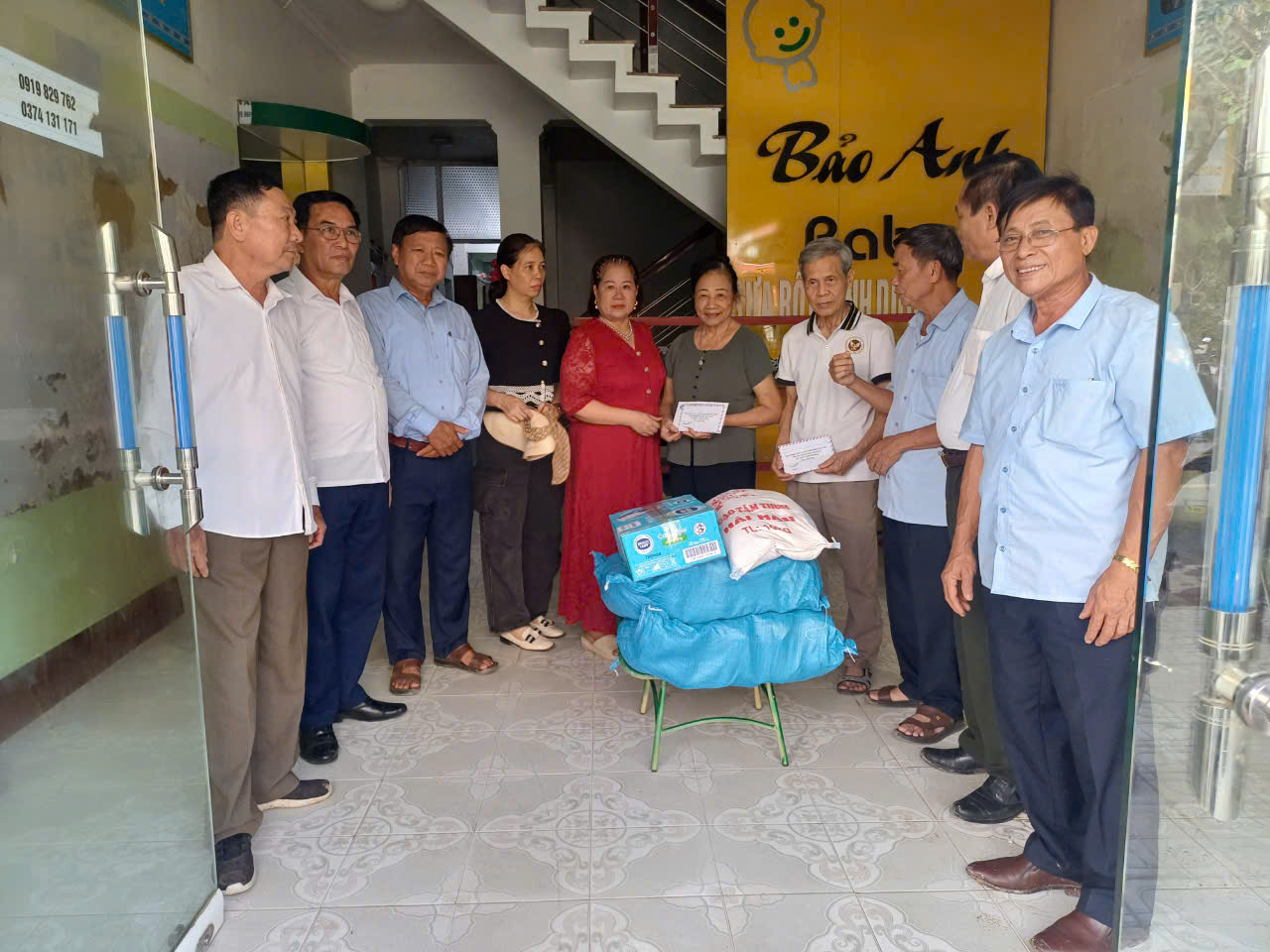 trao quà cứu trợ đến từng hộ dân, không quản đường sá chật chội, lầy lội sau lũ.