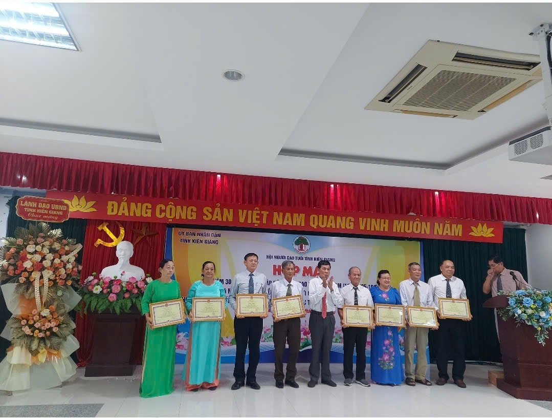 Ông Lê Quang Hân, Chủ tịch Hội NCT tỉnh Kiên Giang tặng bằng khen của Ủy ban nhân dân tỉnh Kiên Giang cho NCT có thành tích xuất sắc trong phong trào thi đua yêu nước “Tuổi cao – Gương sáng” giai đoạn 2021 – 2025