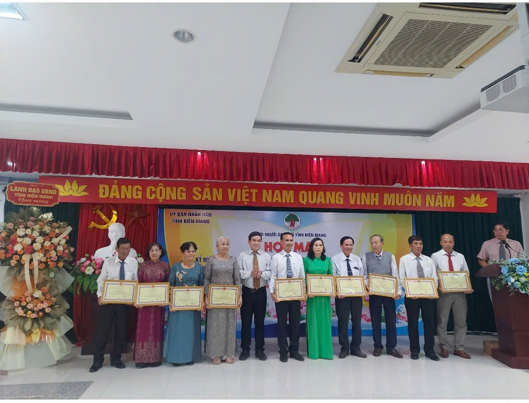 Ông Thái Châu Báu (đứng giữa), Phó Trưởng ban tuyên giáo và Dân vận tỉnh ủy Kiên Giang tặng bằng khen của Trung ương Hội NCT Việt Nam cho NCT có thành tích xuất sắc trong phong trào thi đua yêu nước “Tuổi cao – Gương sáng” giai đoạn 2021 – 2025