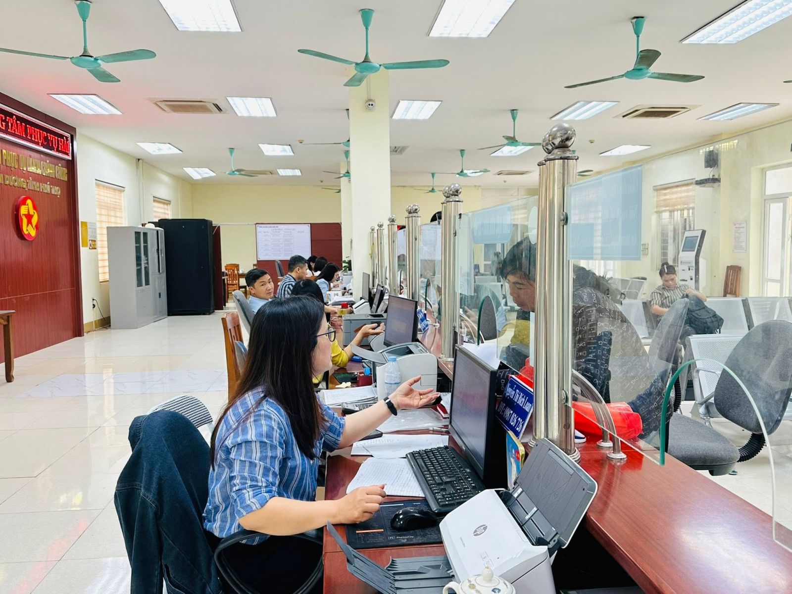 Giải quyết thủ tục hành chính thuận tiện, đúng hạn là một trong những yêu cầu trọng tâm trong nâng cao chất lượng phục vụ người dân tại xã Tam Dương. Ảnh xã Tam Dương