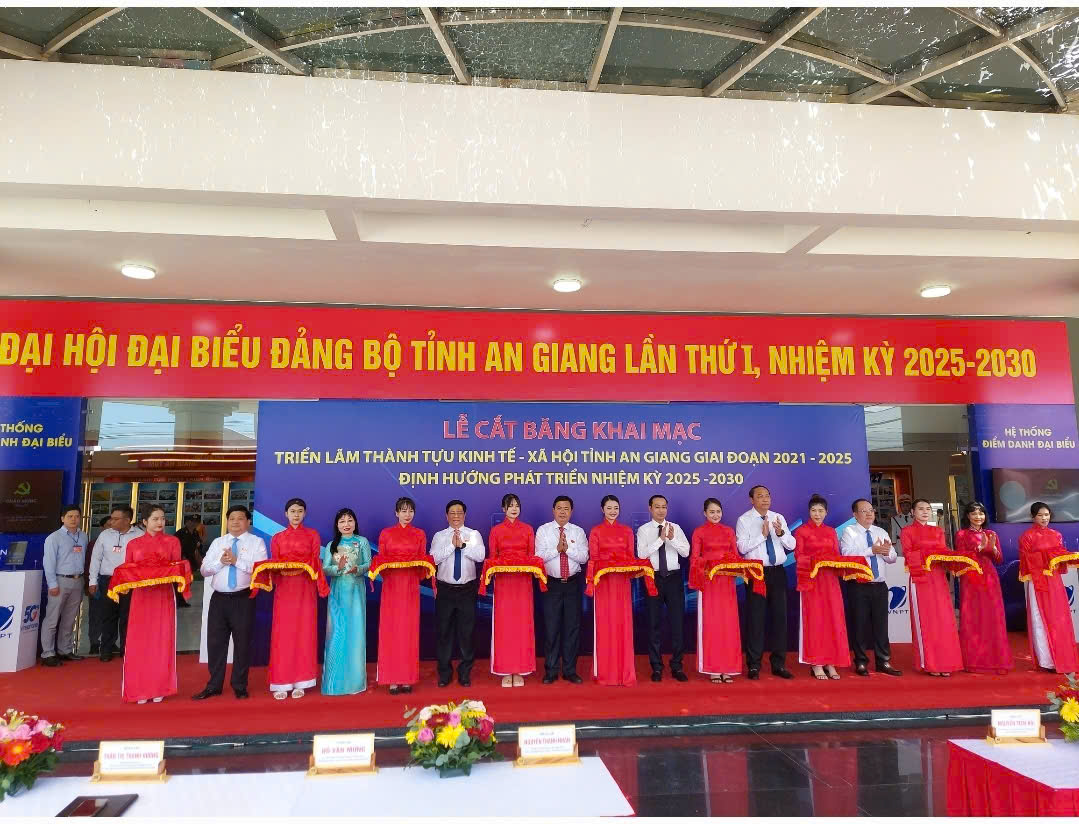 Các đại biểu thực hiện nghi thức cắt băng khai mạc triển lãm. 