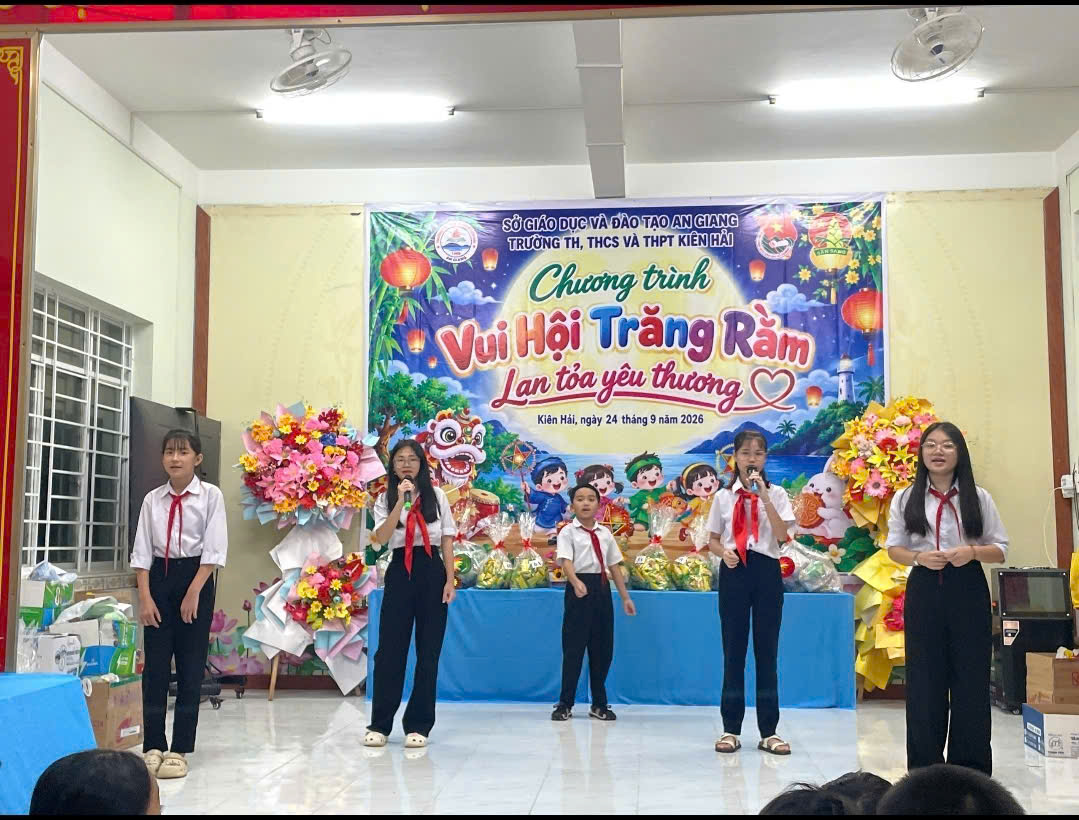 Các em học sinh biểu diễn văn nghệ