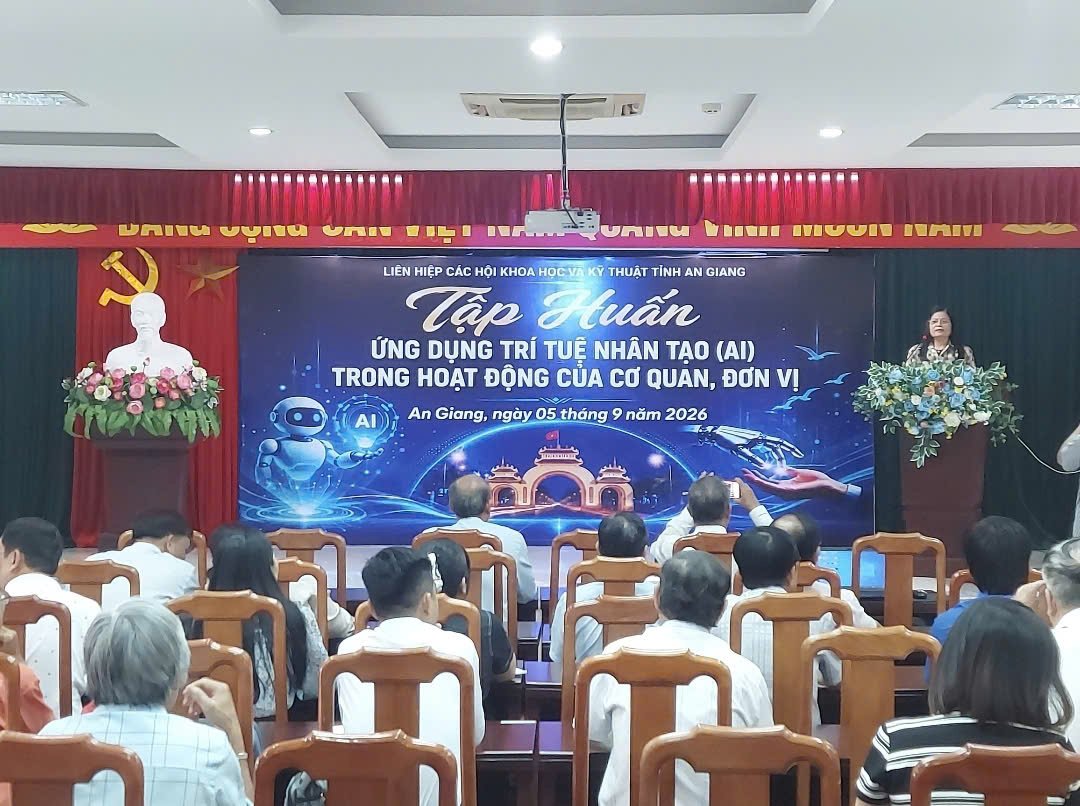 Bà Lê Thị Nhứt, Phó Chủ tịch Liên hiệp các Hội Khoa học và Kỹ thuật tỉnh An Giang, phát biểu