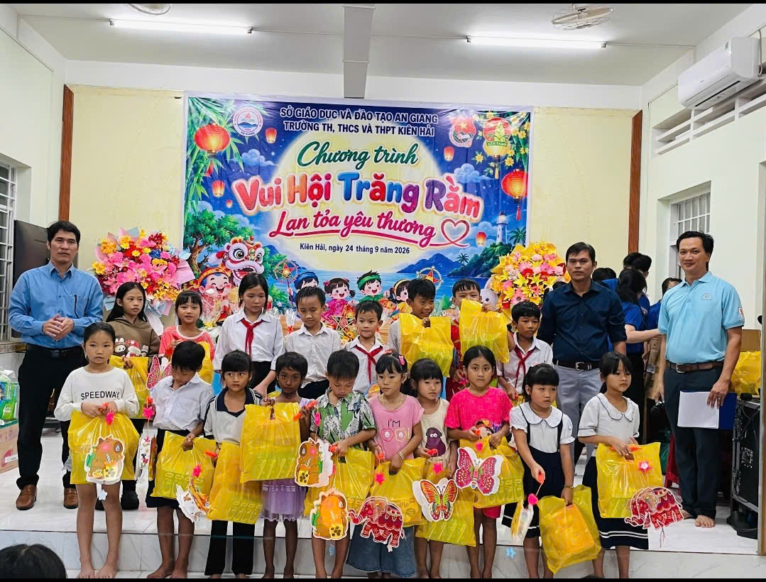 : Những học sinh có hoàn cảnh khó khăn nhận quà Tết trung thu