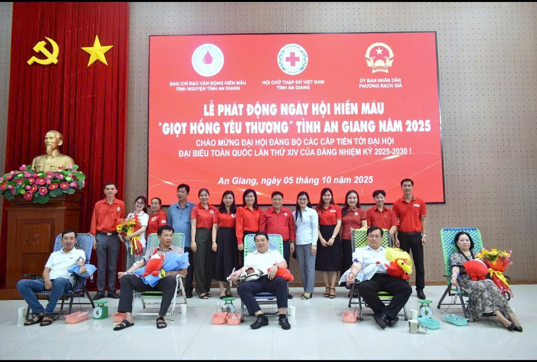 Ông Lê Trung Hồ, Phó Chủ tịch UBND tỉnh (người ngồi giữa) cùng các đại biểu tham gia hiến máu tình nguyện