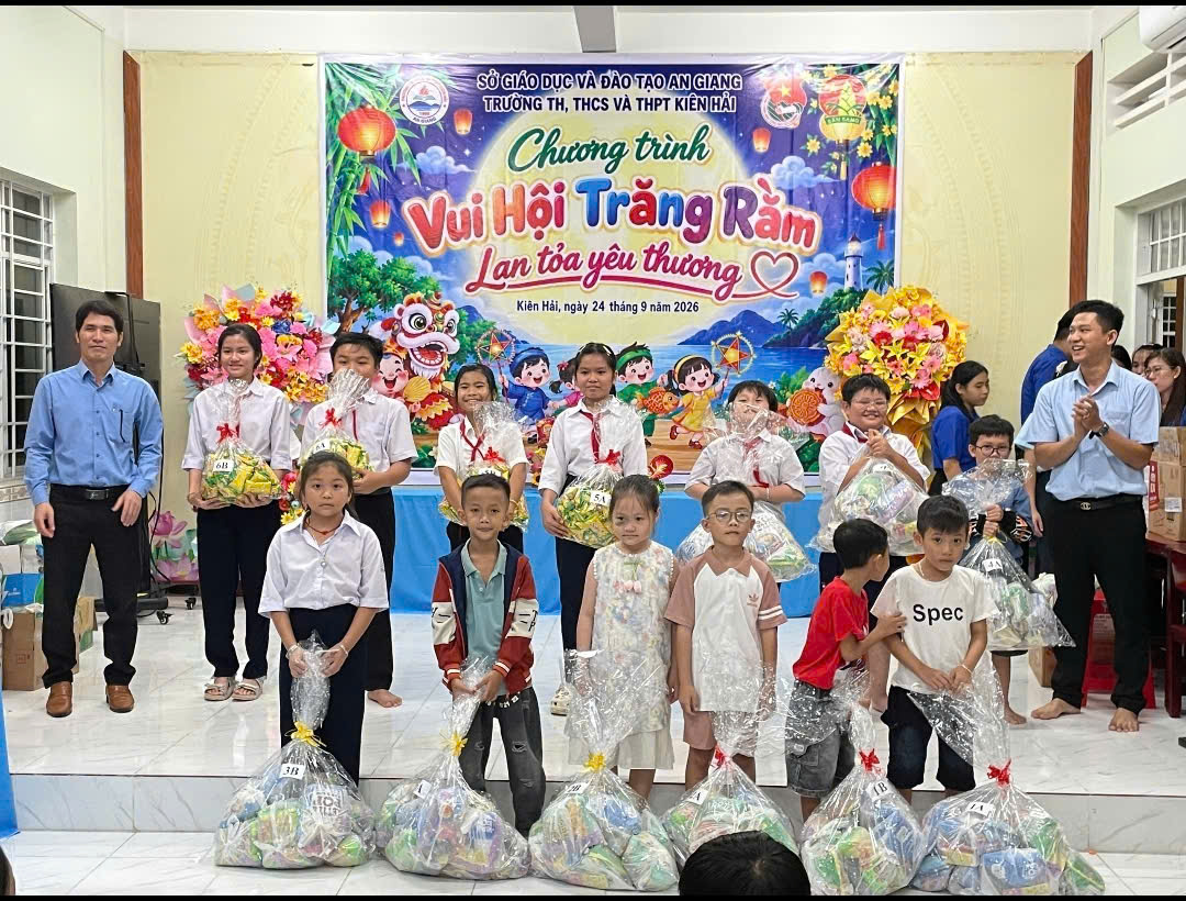 Những món quà nhỏ - Ý nghĩa lớn: Tình yêu thương của thầy cô giáo và cộng đồng giành cho các em trong dịp Tết trung thu 2026