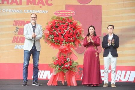 Bà Nguyễn Thị Anh Thi, Phó Chủ tịch UBND TP. Đà Nẵng tặng hoa chúc mừng