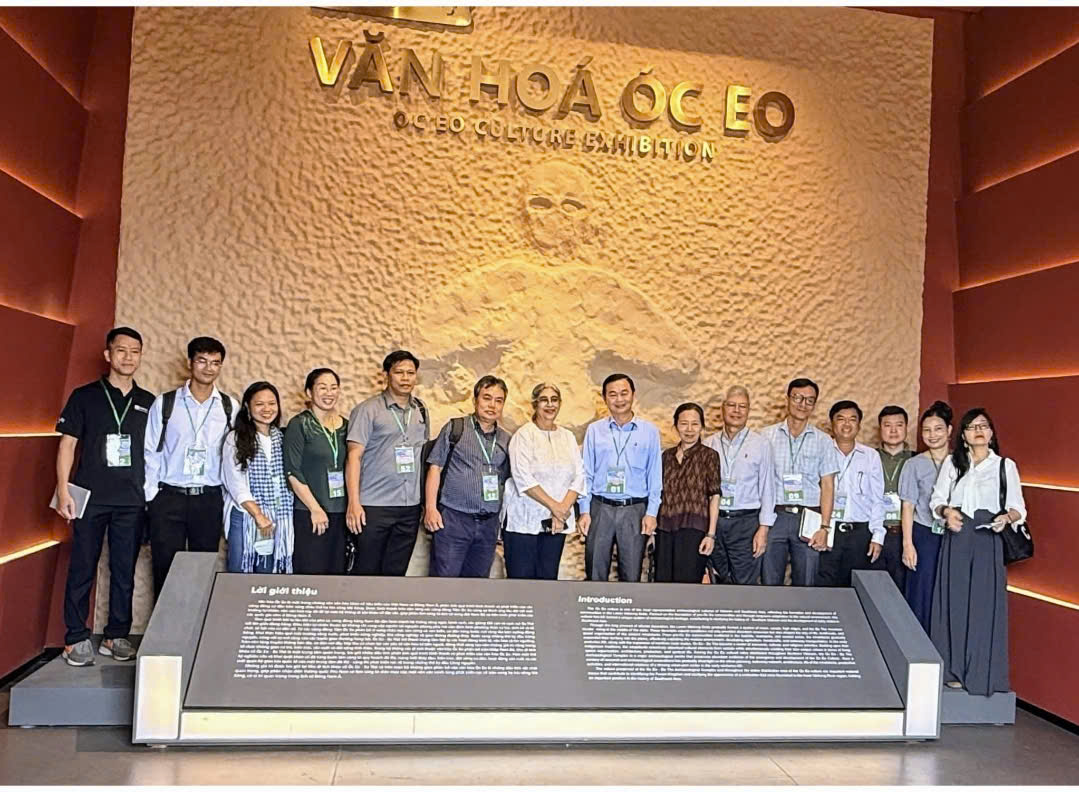 Tiến sĩ Rima Hooja cùng các chuyên gia, nhà nghiên cứu Trung ương và địa phương An Giang khảo sát tại Óc Eo - Ba Thê