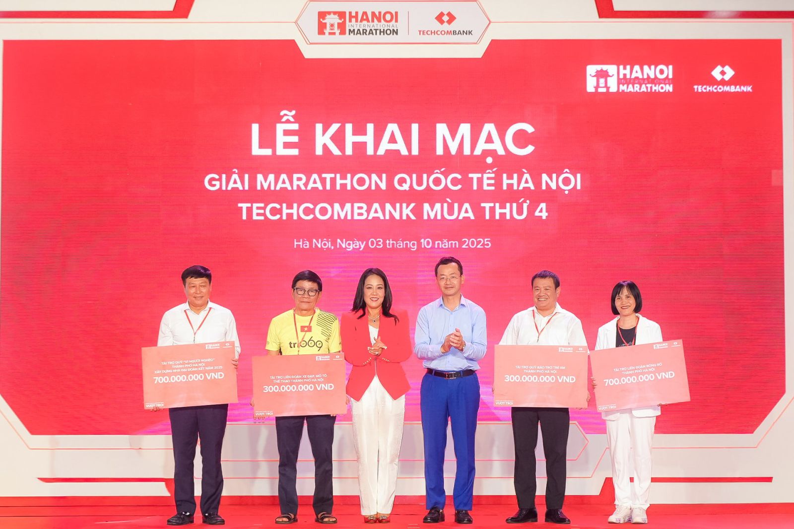  Tại Lễ khai mạc, Techcombank trao tặng 2 tỷ đồng tài trợ Quỹ “Vì người nghèo” TP. Hà Nội xây dựng nhà đại đoàn kết, Quỹ Bảo trợ trẻ em TP. Hà Nội, Liên đoàn bóng rổ và liên đoàn xe đạp, mô tô thể thao TP. Hà Nội