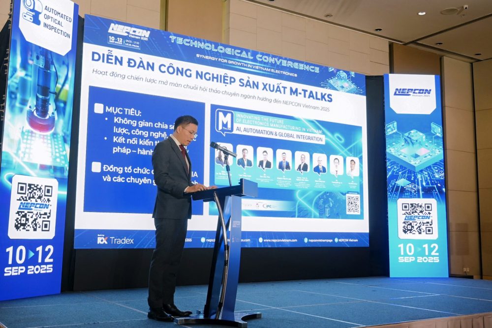 Ngày 2/7 tại Hà Nội, RX Tradex Việt Nam đã chính thức khai mạc Diễn đàn công nghiệp sản xuất M-TALKS 2025 với sự tham dự của hơn 250 đại biểu, gồm lãnh đạo doanh nghiệp, chuyên gia công nghệ, đại diện cơ quan quản lý và tổ chức quốc tế hoạt động trong lĩnh vực điện tử và công nghiệp hỗ trợ, nhằm trao đổi về các giải pháp nâng cao năng lực sản xuất của Việt Nam trong bối cảnh chuyển dịch toàn cầu.  Ảnh 1: Ông Trần Hồng Quân – Giám đốc Thương mại RX Tradex Việt Nam. Chia sẻ tại diễn đàn, ông Trần Hồng Quân, Giám đốc Thương mại RX Tradex Việt Nam cho biết, trong bối cảnh địa chính trị và công nghệ toàn cầu biến động, Việt Nam đang từng bước chuyển mình từ “công xưởng sản xuất” trở thành trung tâm sáng tạo công nghệ cao của khu vực. Với kim ngạch xuất khẩu điện tử đạt 134,5 tỷ USD năm 2024 và xu hướng tăng trưởng mạnh trong 2025, cùng sự hiện diện ngày càng lớn của các trung tâm R&D như Qualcomm, NVIDIA và chiến lược phát triển bán dẫn đến 2030, Việt Nam đang trở thành điểm đến ưu tiên của các tập đoàn công nghệ toàn cầu. Với chủ đề lần này, M-TALKS nhấn mạnh ba vấn đề cốt lõi đang định hình tương lai ngành điện tử Việt Nam: Việt Nam nổi lên như điểm đến chiến lược trong chuỗi cung ứng toàn cầu; chính phủ thúc đẩy mạnh mẽ chính sách phát triển bán dẫn và R&D; và AI – tự động hóa đang làm thay đổi bản chất sản xuất, đòi hỏi chuẩn hóa công nghệ và đầu tư vào nguồn nhân lực.  A2: Các diễn giả tham gia phiên thảo luận chuyên sâu. Theo ông Quân, việc Chính phủ ban hành Chiến lược phát triển công nghiệp bán dẫn đến năm 2030, tầm nhìn 2050 là bước đi quyết đoán giúp thúc đẩy nội lực – từ đào tạo nhân lực, nâng cao năng lực nội địa hóa cho đến chủ động trong nghiên cứu và sản xuất công nghệ lõi. Tuy nhiên, đằng sau các con số ấn tượng là những thách thức thực tế: 100% giá trị xuất khẩu điện thoại đến từ FDI nhưng 80% linh kiện vẫn phải nhập khẩu; hơn 90% nhà cung ứng cấp 1 là doanh nghiệp nước ngoài; khả năng R&D trong nước còn hạn chế, và Việt Nam chủ yếu vẫn đóng vai trò lắp ráp. Những thách thức đó cũng cho thấy: đây là thời điểm bản lề để Việt Nam chuyển mình – từ một trung tâm lắp ráp sang một quốc gia sản xuất có chiều sâu  Trong khuôn khổ diễn đàn, các đại biểu cũng tham dự phiên thảo luận mở tập trung vào những câu hỏi thiết thực: Làm sao để doanh nghiệp Việt vượt qua rào cản khi ứng dụng AI? Chính phủ cần làm gì để thu hút FDI chất lượng cao? Các trường đại học cần đổi mới ra sao để bắt kịp nhu cầu nhân lực công nghệ? Chính sách nào để thúc đẩy ngành điện tử Việt Nam phát triển vững vàng trong bối cảnh toàn cầu đang chuyển dịch nhanh chóng. Ban tổ chức cũng cho biết, từ ngày 10 đến 12/9/2025, NEPCON Vietnam 2025, triển lãm quốc tế Lần thứ 18 về Thiết bị, Công nghệ kiểm tra, Hàn bề mặt SMT và Công nghiệp hỗ trợ ngành Điện tử – sẽ diễn ra tại Trung tâm Triển lãm Quốc tế I.C.E Hanoi, 91 Trần Hưng Đạo, Quận Hoàn Kiếm, Hà Nội. Năm nay, triển lãm tập trung vào các nhóm sản phẩm công nghệ và sản xuất trọng điểm của ngành điện tử như: Công nghệ hàn bề mặt, mạch tích hợp và cảm biến, bán dẫn, lắp ráp mạch in, sản xuất bảng mạch điện tử và kiểm tra quang học tự động. Với danh mục ngành hàng đa dạng và cập nhật NEPCON Vietnam 2025 mang đến cơ hội cho doanh nghiệp trong nước và nước ngoài tiếp cận những xu hướng công nghệ đang định hình lại ngành công nghiệp điện tử toàn cầu, đặc biệt là trong bối cảnh công nghệ trí tuệ nhân tạo (AI) và dữ liệu lớn (Big Data) ngày càng được tích hợp sâu vào dây chuyền sản xuất.