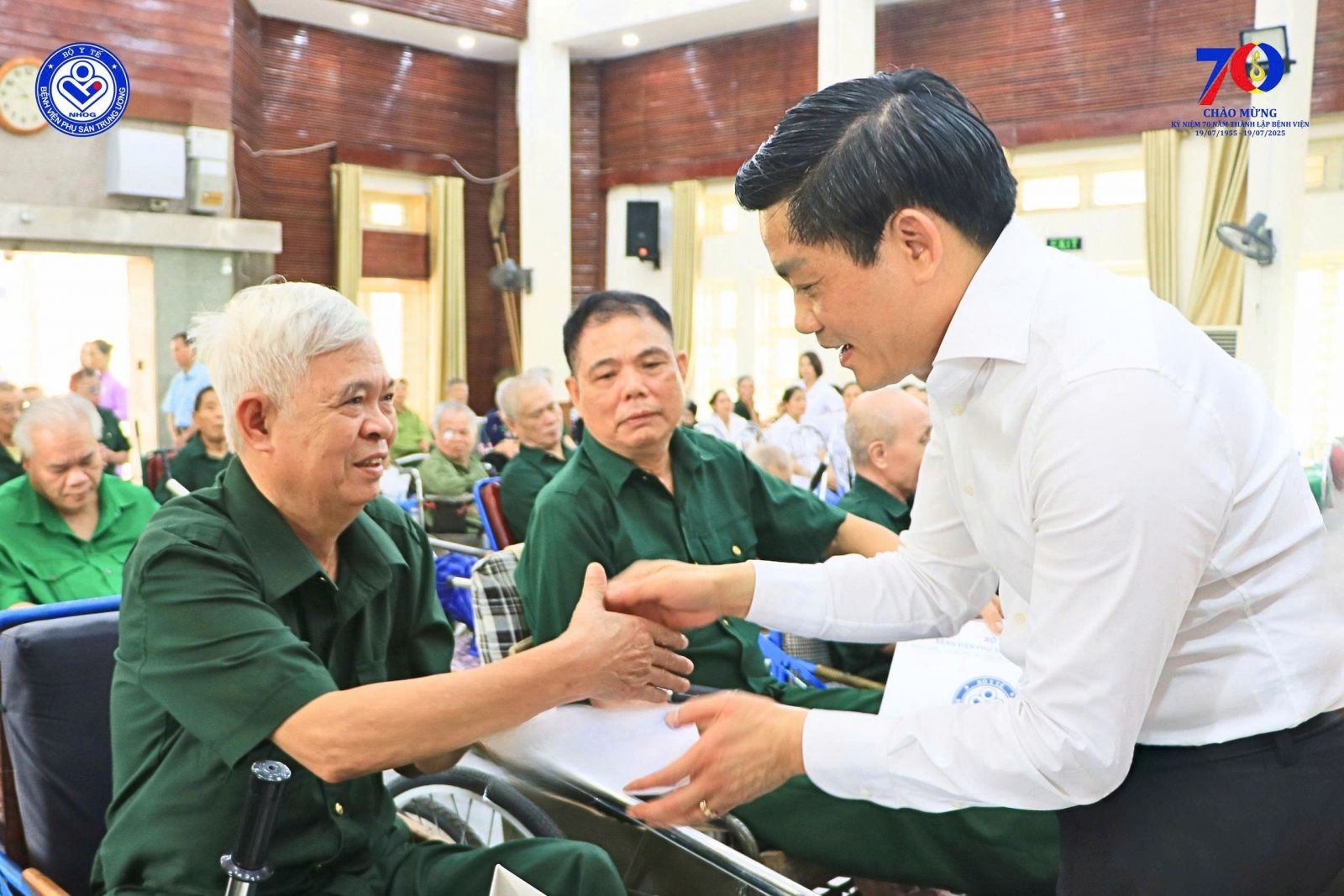 TTND.GS.TS Nguyễn Duy Ánh trao quà tri ân của bệnh viện đến các thương binh tại hội trường