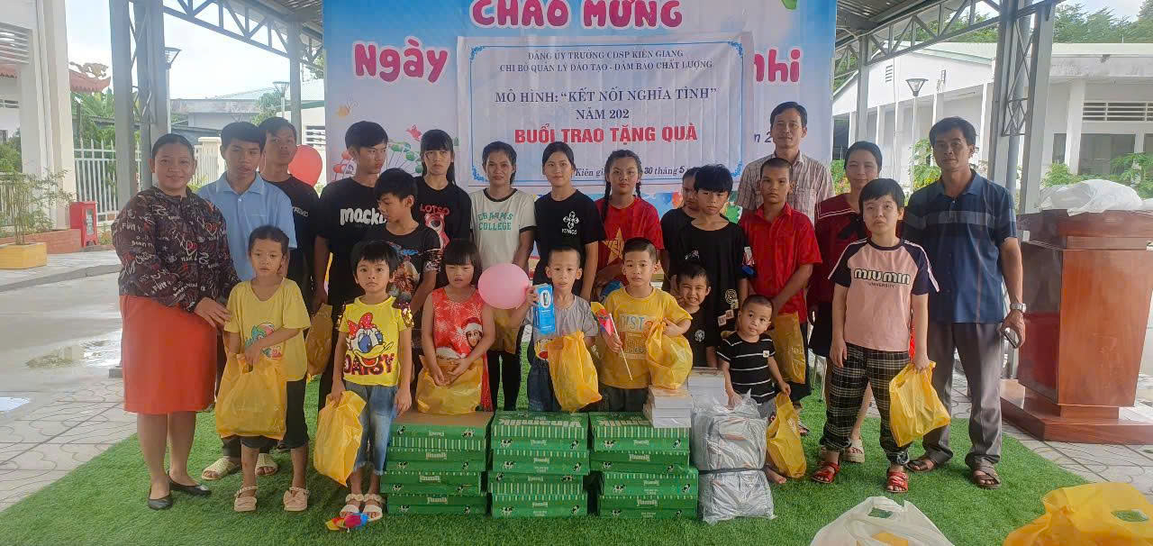 Mô hình "Kết nối nghĩa tình" của chi bộ Quản lý đào tạo - Đảm bảo chất lượng, chia sẻ yêu thương 
