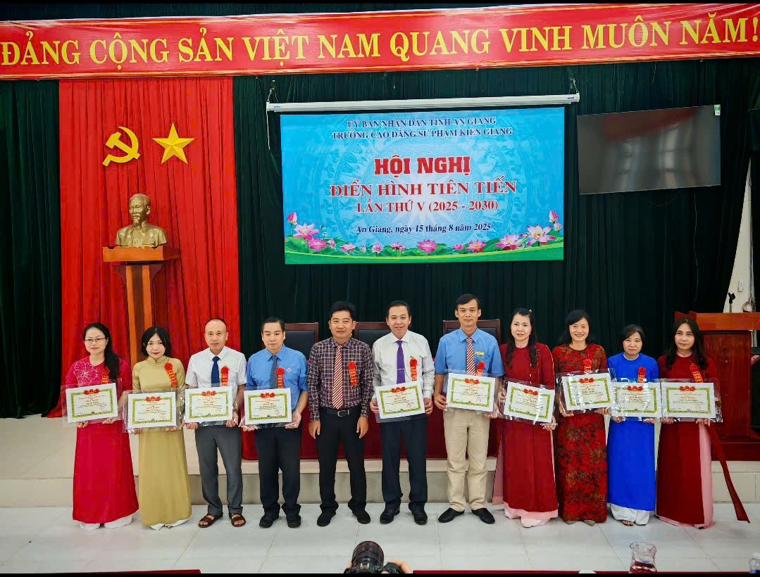 Đảng ủy, Ban Giám hiệu Trường chỉ đạo các phòng, khoa, cá nhân thực hiện tốt công tác thi đua gắn với nhiệm vụ chính trị của nhà trường