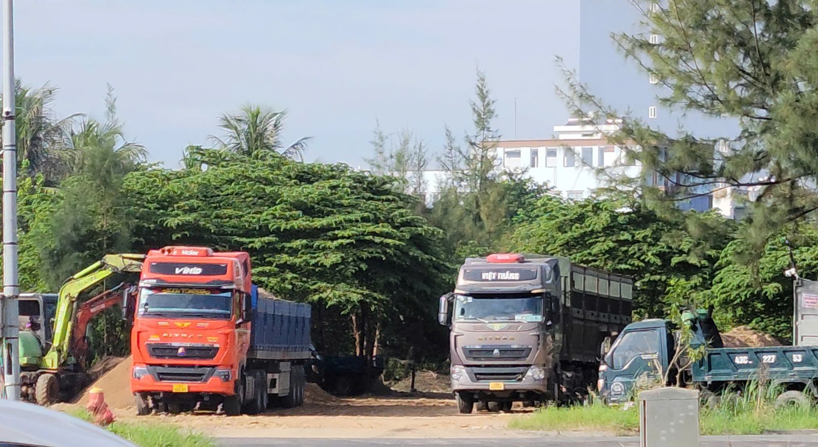 Xe ô tô tải trọng khủng vào nhập cát khu đô thị giữa trung tâm Đà Nẵng