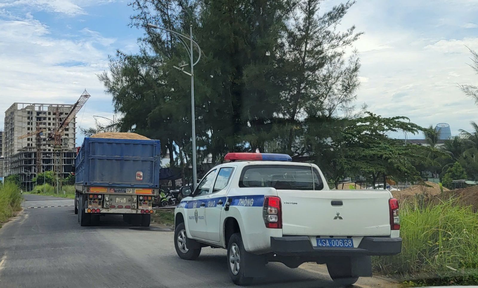 : Lực lượng CSGT có mặt, kiểm tra xử lý các xe tải trọng khủng