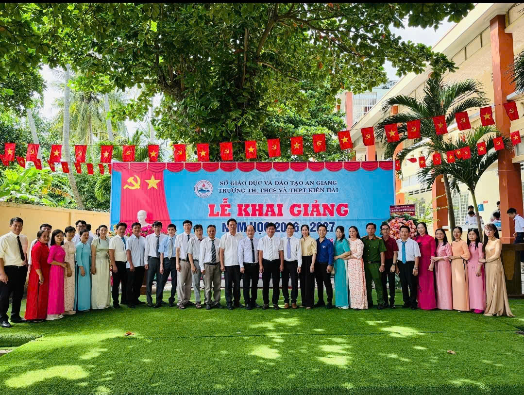 Cán bộ, giáo viên nhà trường chụp hình lưu niệm