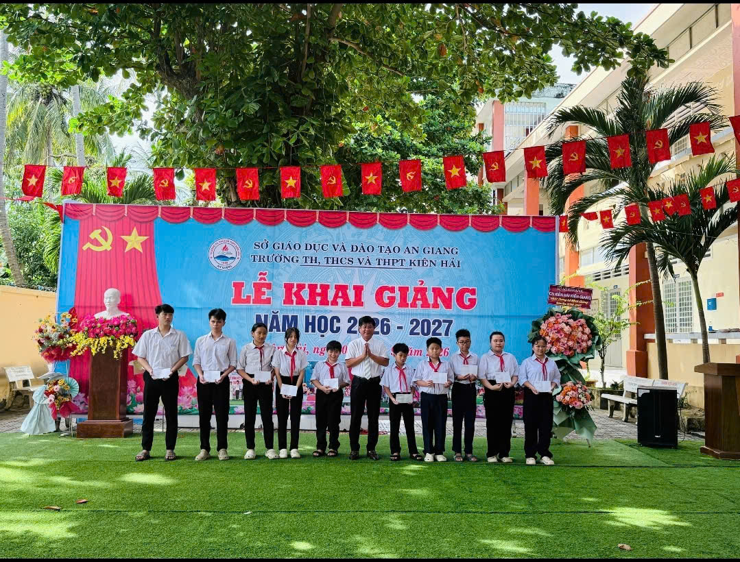 Đồng chí Châu Hùng Kỳ - Phó Bí thư Đảng ủy - Chủ tịch UBND Đặc khu Kiên Hải trao học bổng cho HS có hoàn cảnh khó khăn
