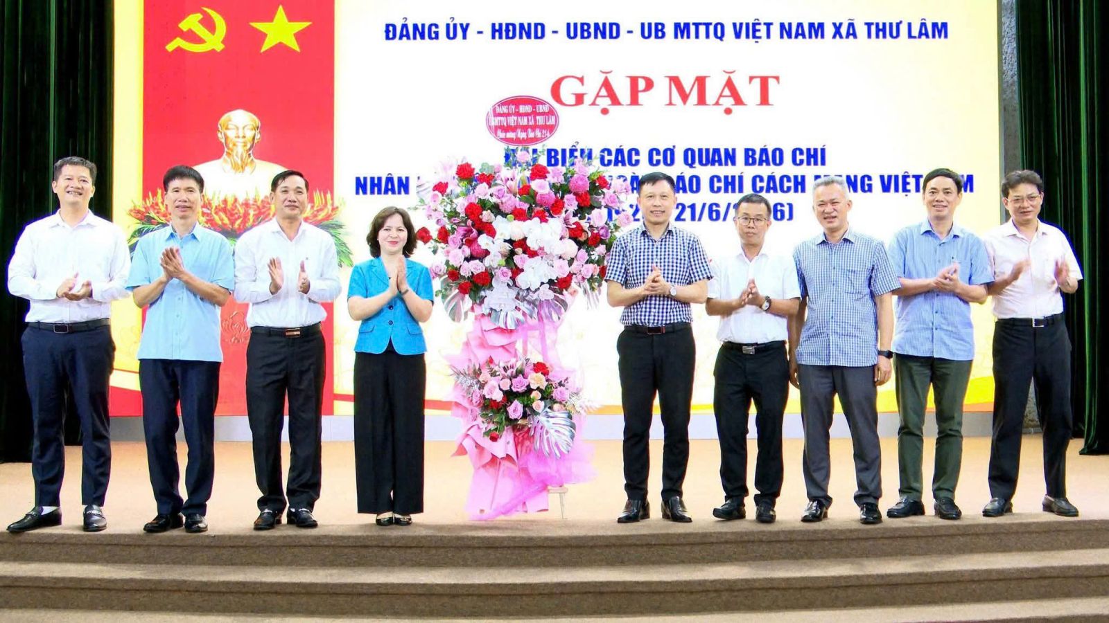 Lãnh đạo xã Thư Lâm tặng hoa chúc mừng ngày Báo chí Cách mạng Việt Nam