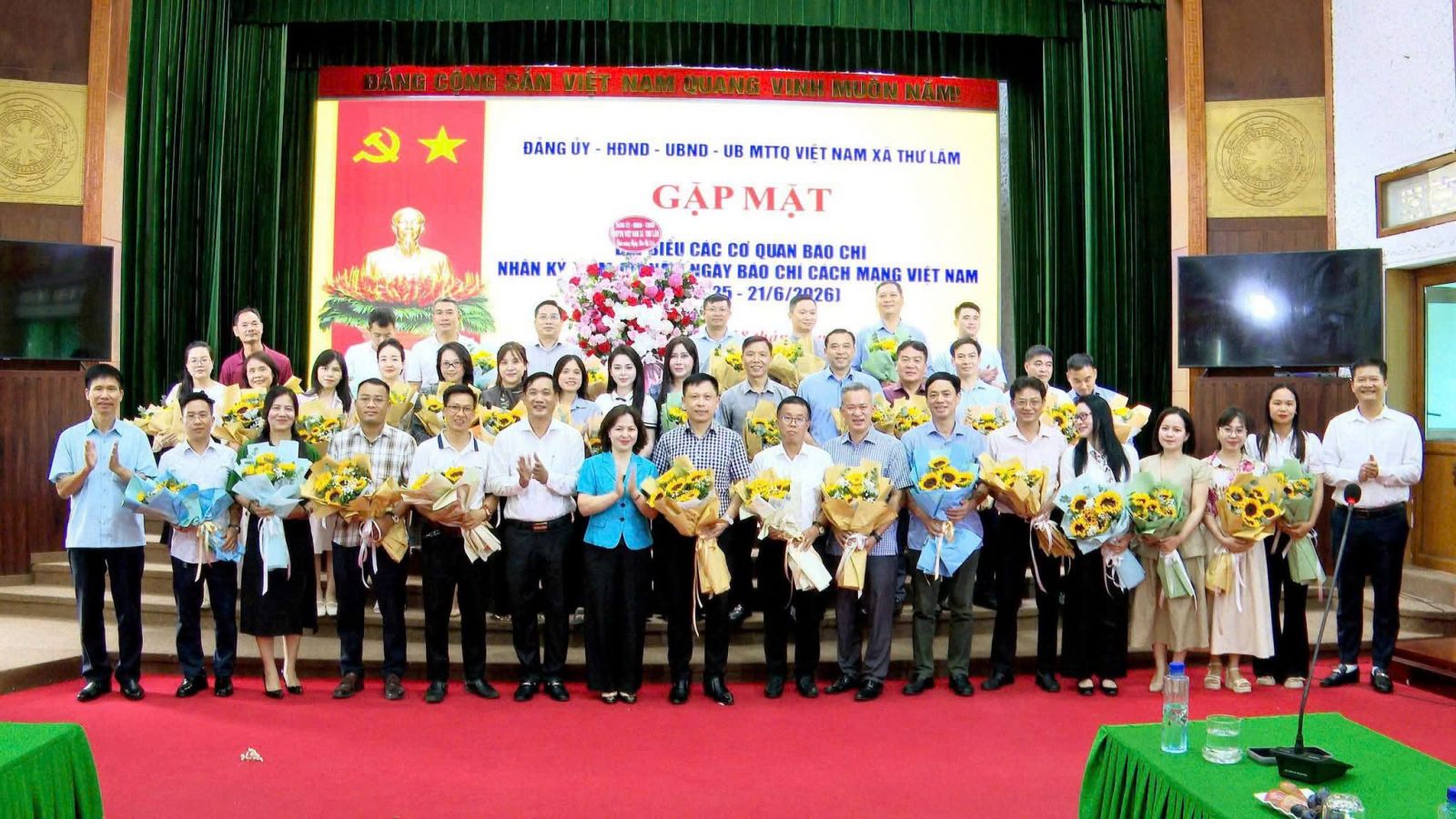 Lãnh đạo xã Thư Lâm đã tặng hoa và gửi lời chúc mừng tốt đẹp nhất tới các nhà báo, phóng viên, biên tập viên, cộng tác viên báo chí