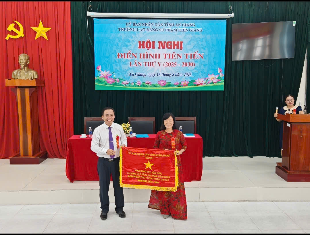 Khoa Giáo dục mầm non nhận cờ thi đua dẫn đầu năm học 2023 - 2024  của Ủy ban nhân dân tỉnh