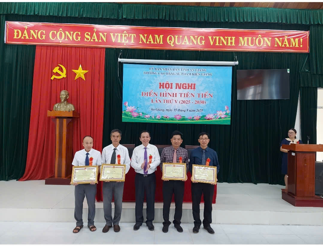 Cá nhân hoàn thành xuất sắc nhiệm vụ năm học 2023-2024 nhận bằng khen của Chủ tịch UBND tỉnh