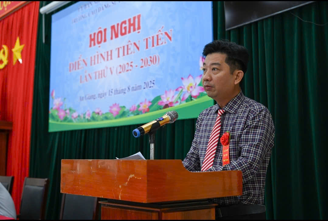 Nhà giáo Nguyễn Tấn Kiệt, Phó Hiệu trưởng Trường Cao đẳng Sư phạm Kiên Giang, phát biểu