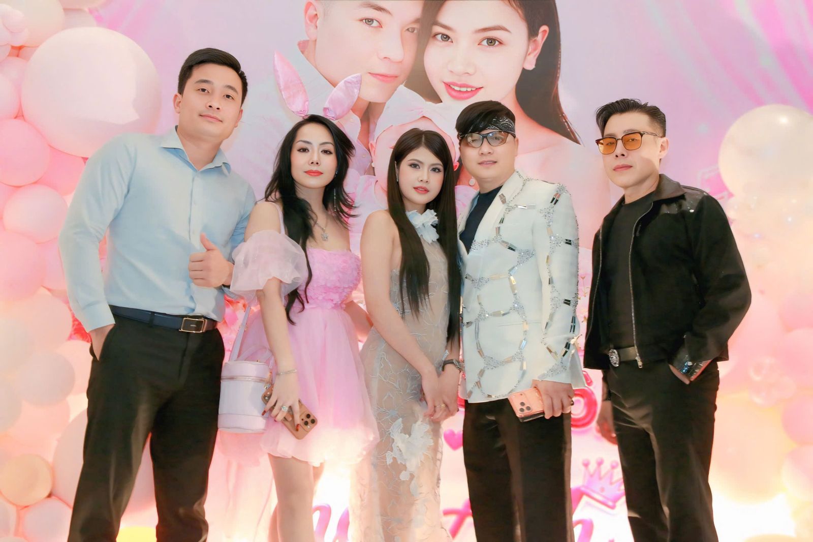 doanh nhân, ca nhạc sĩ Cin dy Trần chụp hình cùng bạn bè tại tiệc thôi nôi