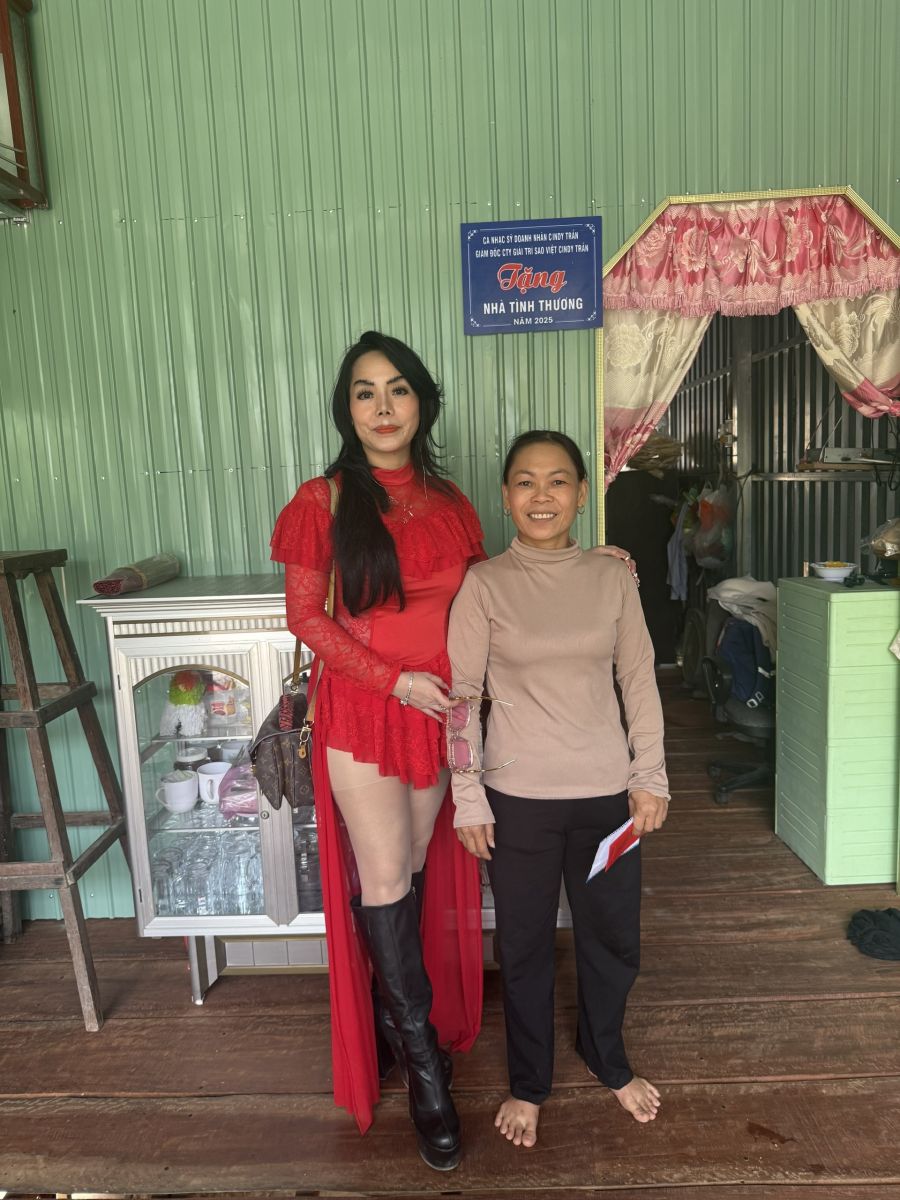 Ca nhạc sĩ Cindy Trần trao tặng nhà tình thương 