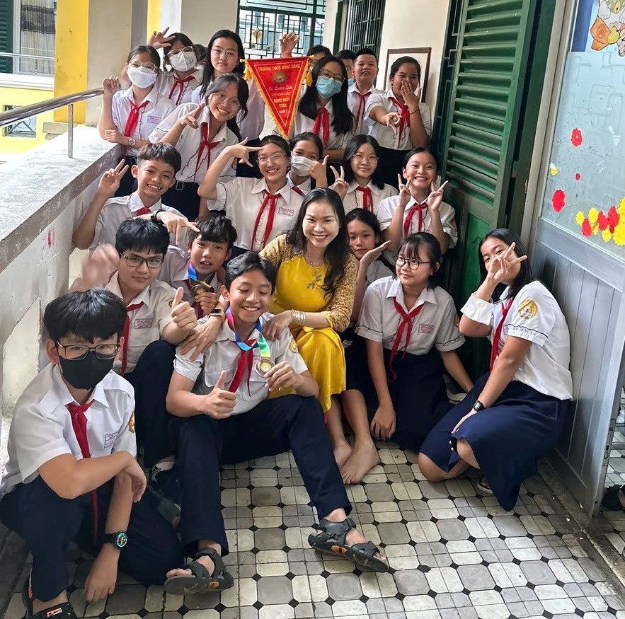 Cô giáo Ngô Ngọc Xuân Đài cùng học sinh của mình