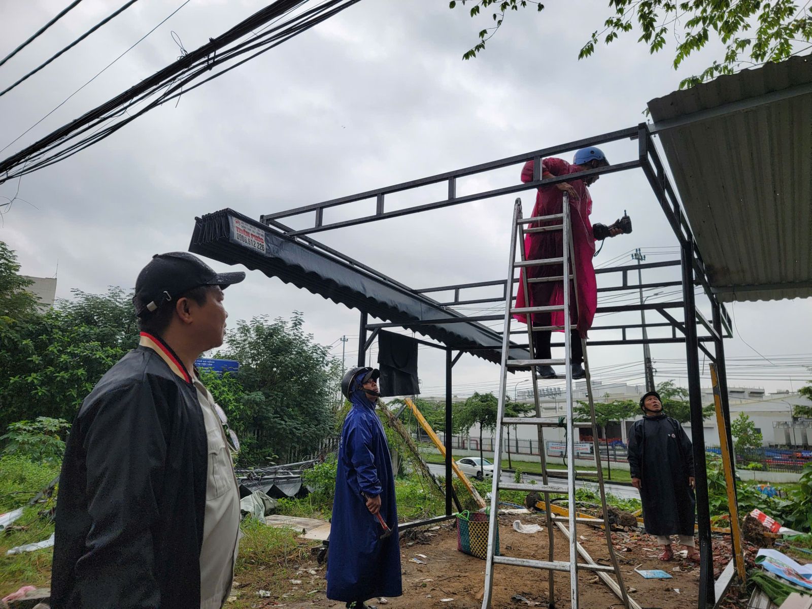 Lực lượng chức năng tháo dở lều bạt, mái che nằm trên đất công