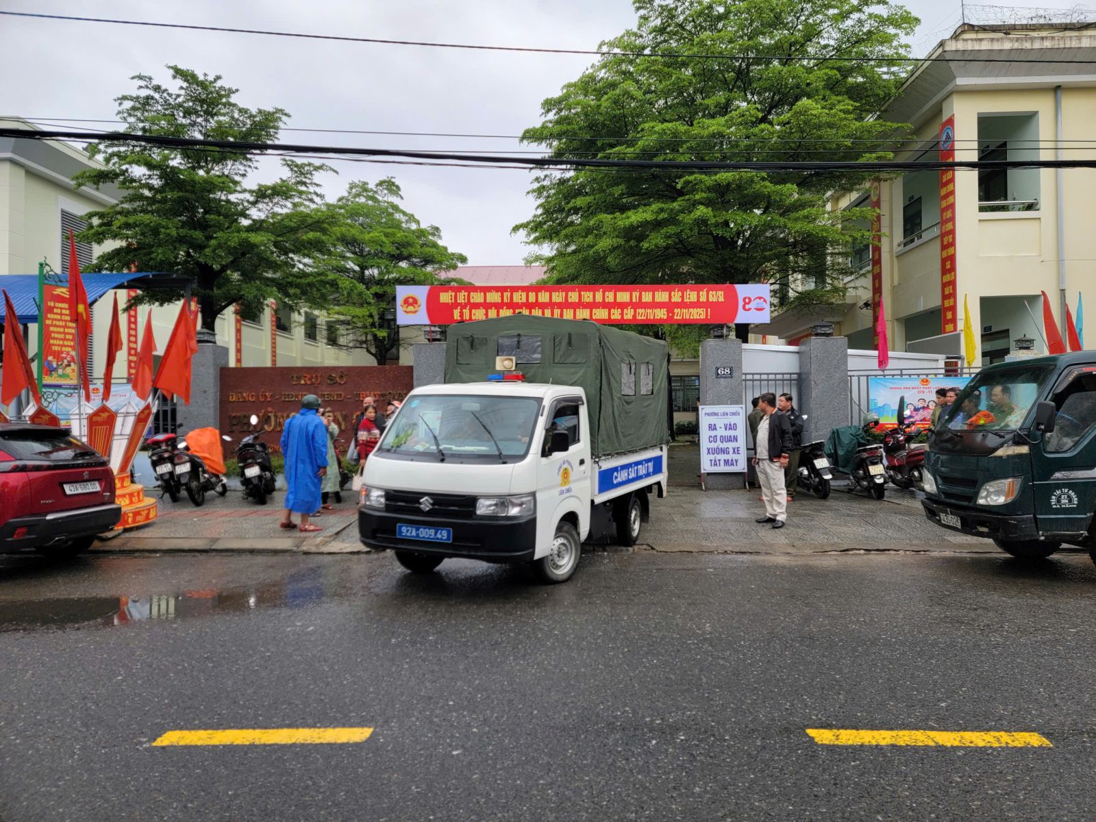 Quá trình ra quân nhận được sự đồng thuận của người dân, nhiều người dân tham gia di chuyển đồ vật vi phạm