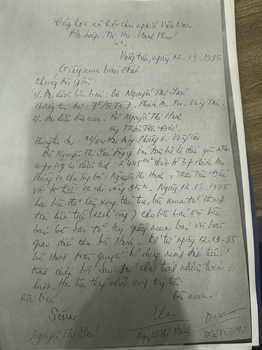 Bà Sáu khẳng định Giấy mua bán đất viết tay đề ngày 12/03/1995 giữa ông Đức, bà Hạnh với bà là giả