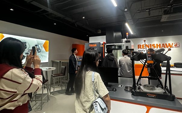 Khi showroom trở thành “xưởng học” của startup công nghệ