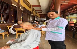 Lương y La Tân trong một buổi khám bệnh từ thiện