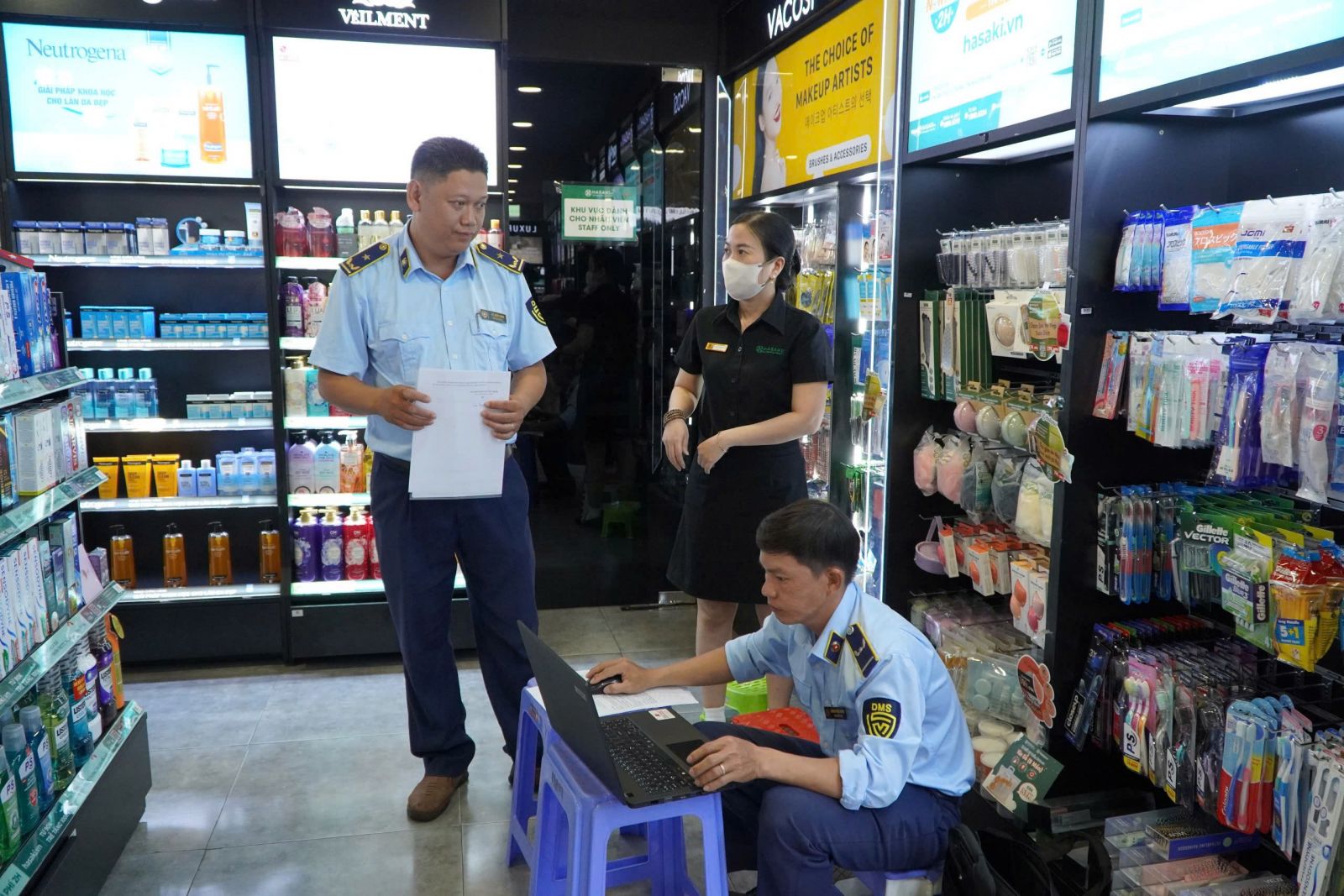 Lực lượng chức năng đang kiểm tra một cửa hàng trên địa bàn