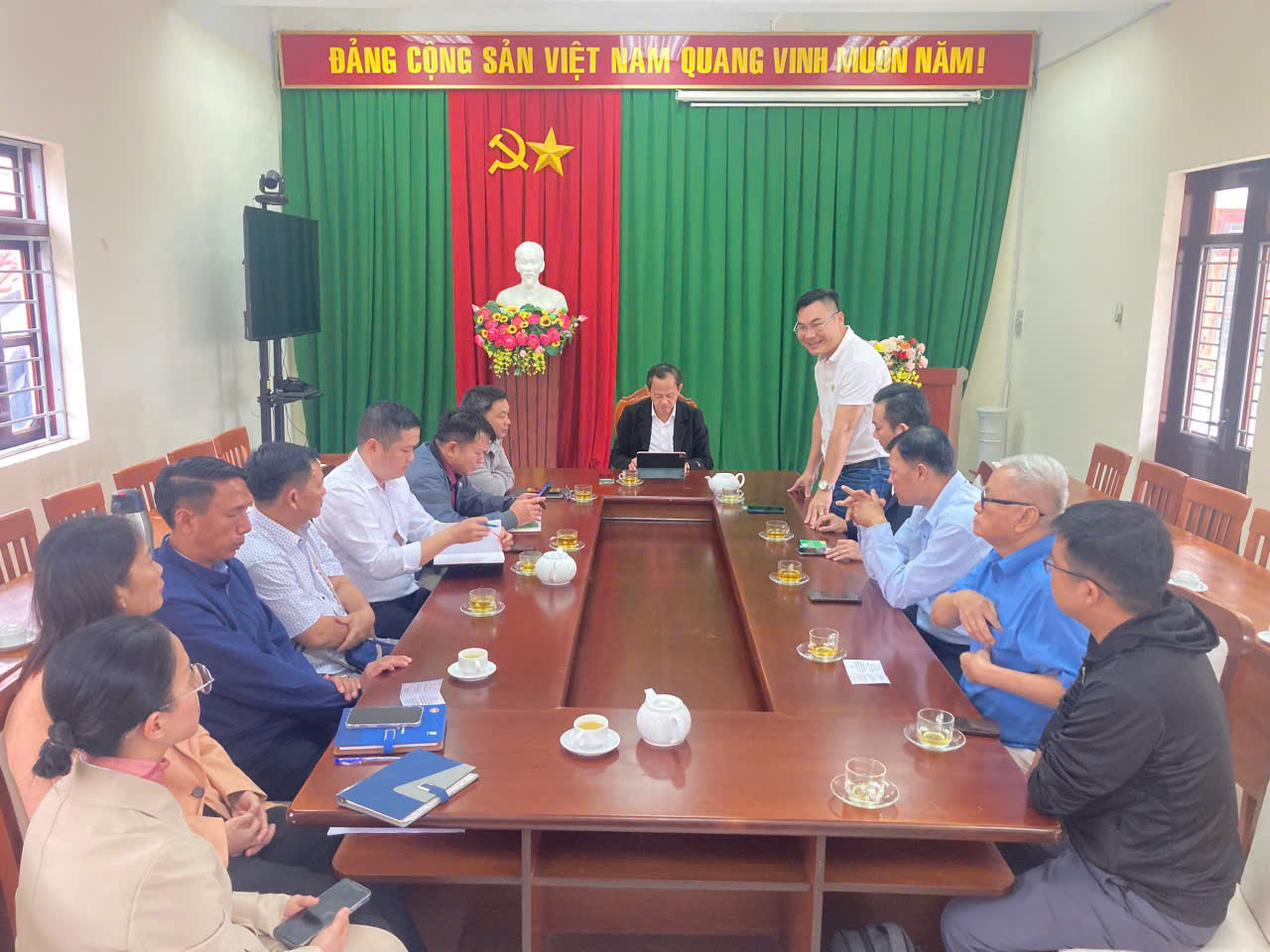 Ông Trương Văn Tùng - Chủ tịch HND tỉnh (ngồi giữa) cùng lãnh đạo các ban chuyên môn thảo luận cùng đoàn doanh nghiệp