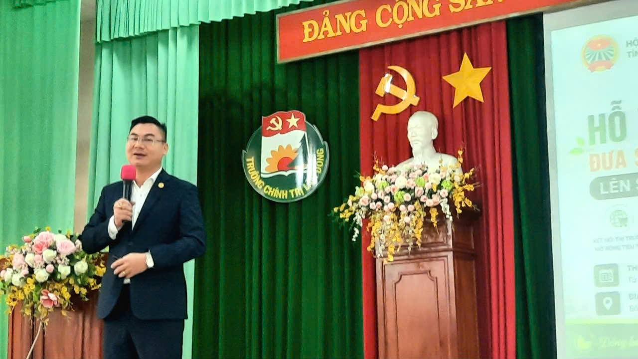 Ông Nguyễn Văn Toàn Cơ – Phó TTK, Chánh văn phòng, Chủ tịch Felix Group trình bày tham luận tại hội nghị