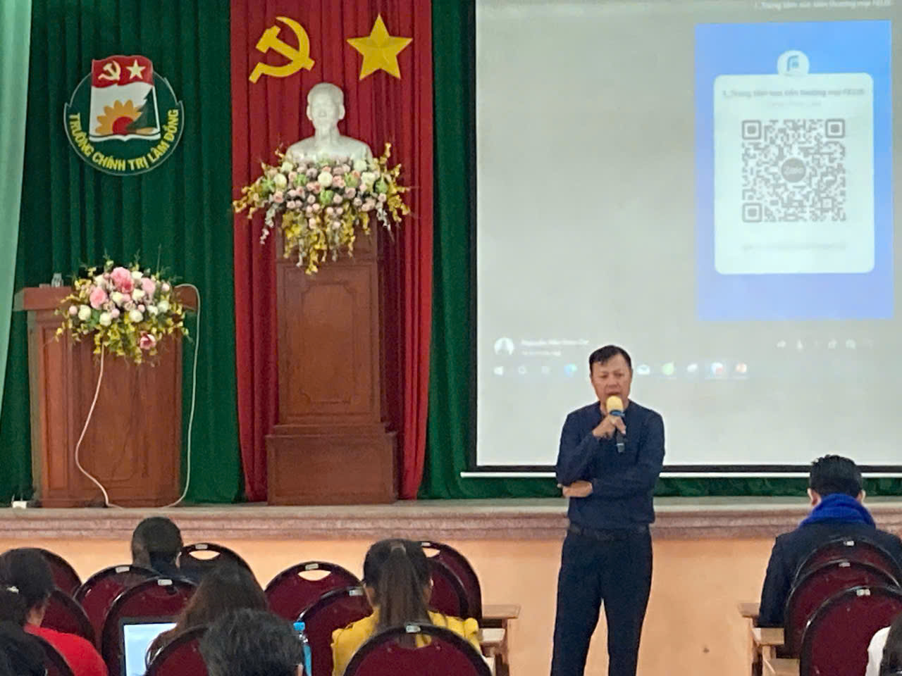 Ông San Anh Minh – Phó Trưởng ban truyền thông, TGĐ Công ty XNK nông sản Việt Nam (VAT) cung cấp thông tin về thị trường Halal và Trung tâm giải cứu nông sản