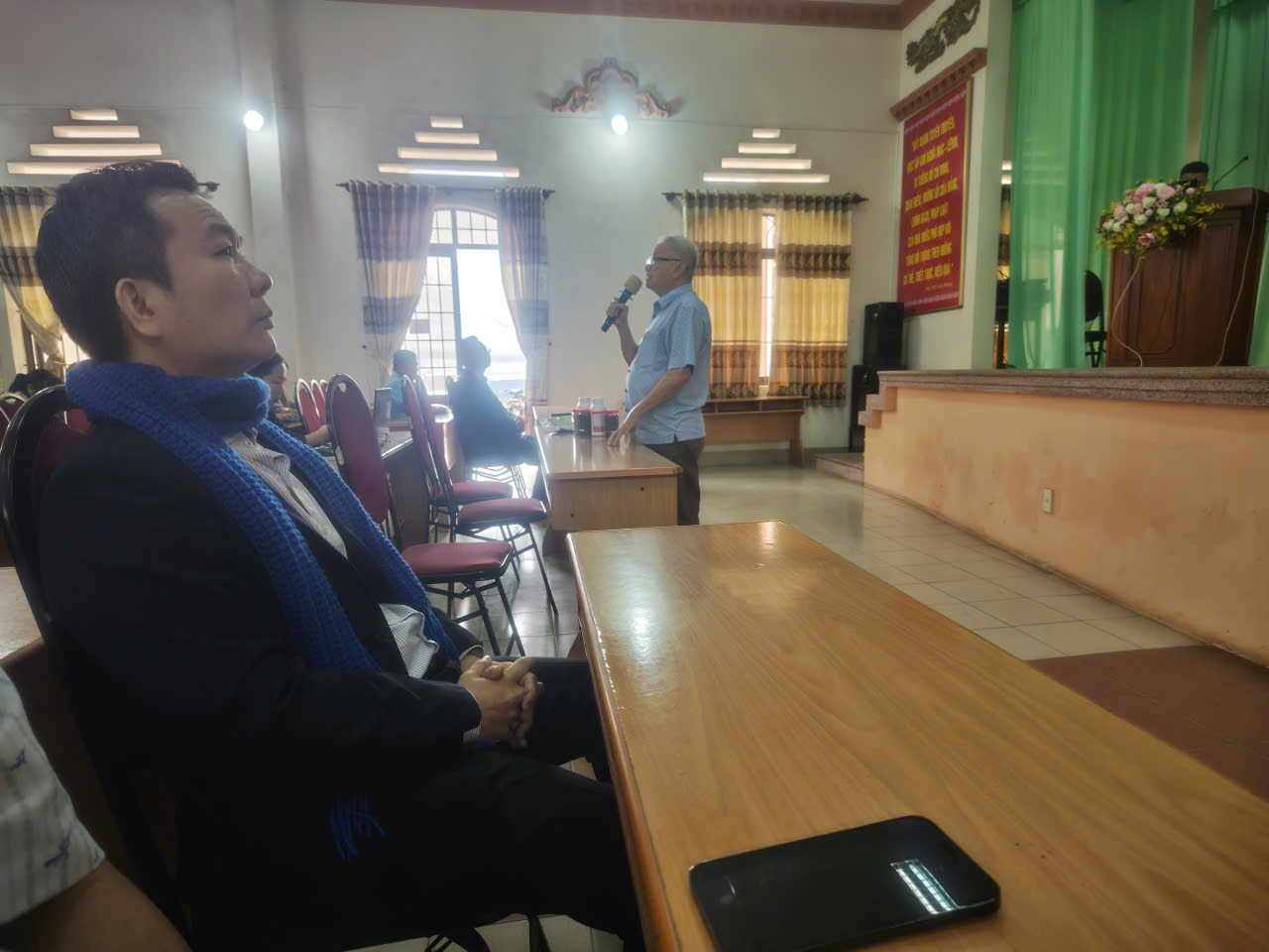 Ông Phạm Xuân Phong - TGĐ Công ty nông nghiệp Xanh & Xanh giới thiệu về sản phẩm tiêu trừ hàm lượng cadimi trong đất với cây sầu riêng.