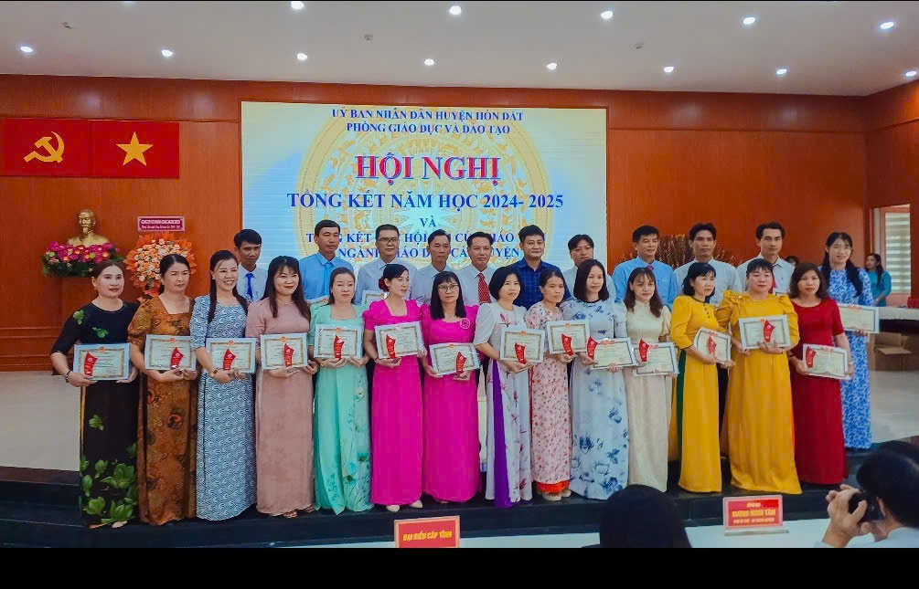 Các thầy cô giáo nhận giấy chứng nhận giáo viên dạy giỏi cấp huyện năm học 2024-2025