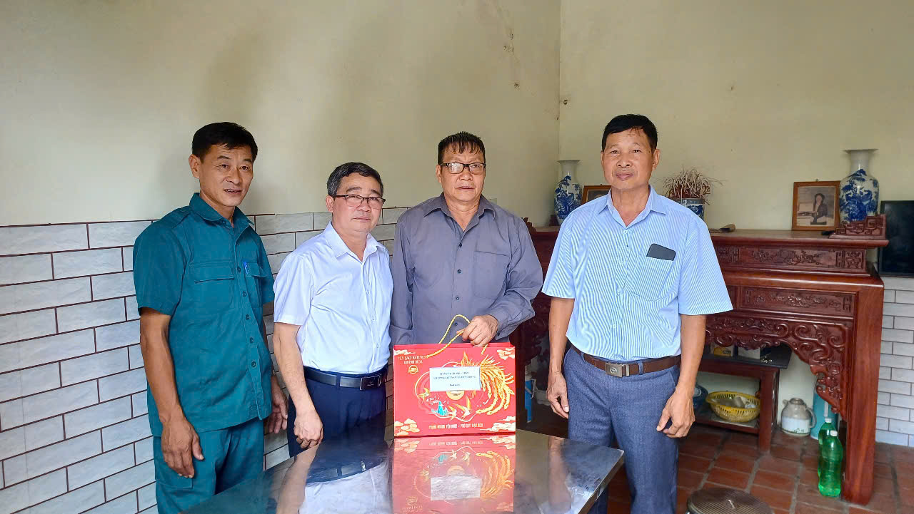 Nguyễn Minh Hải, Chủ tịch UBND xã thăm, tặng quà gia đình ông Kiều Văn Hán, Bệnh binh 61%