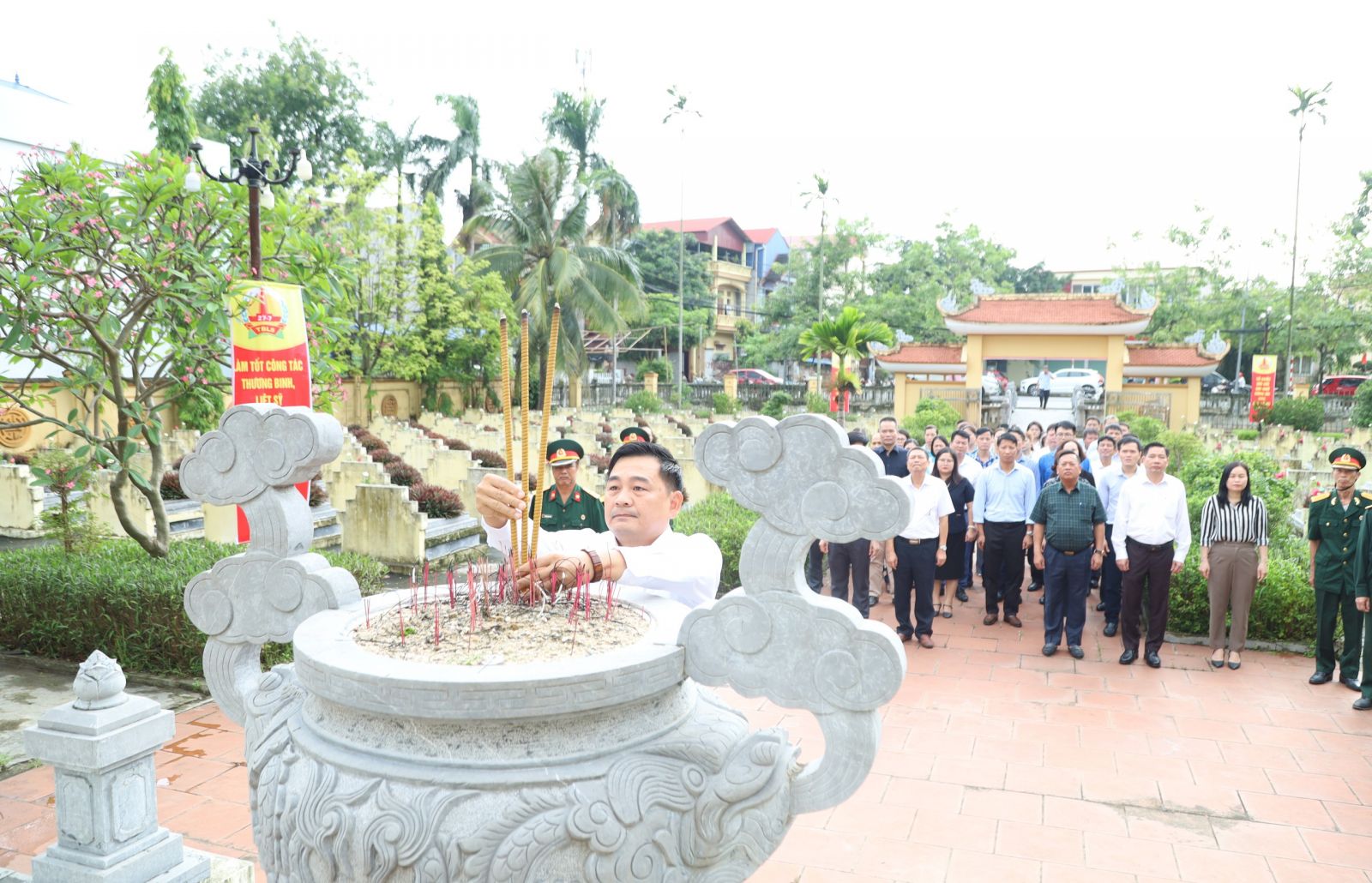 Phó Bí thư Đảng ủy, Chủ tịch UBND xã Quang Minh Nguyễn Tiến Dũng dâng hương tưởng niệm các Anh hùng liệt sỹ
