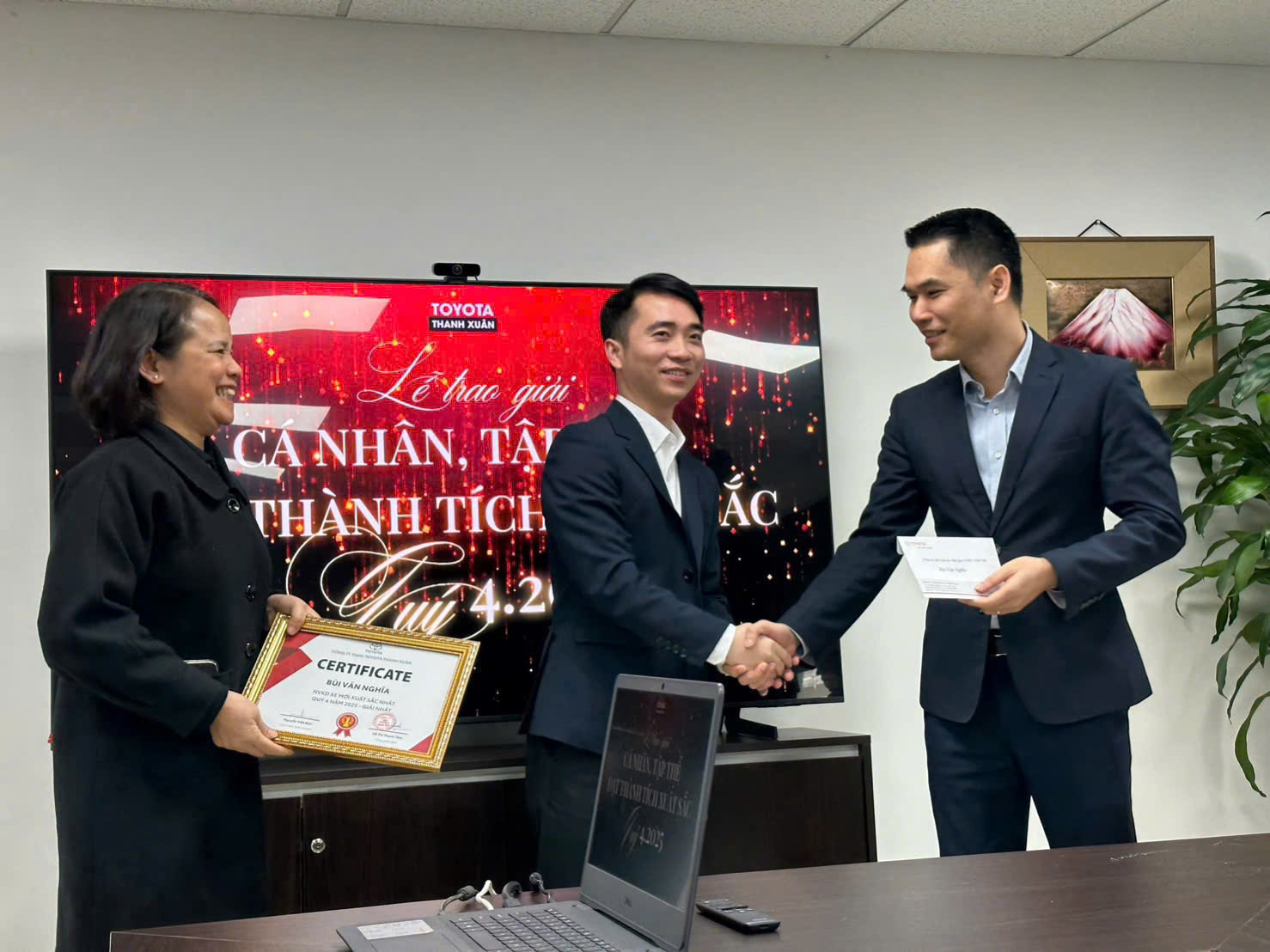 Bạn Bùi Văn Nghĩa, nhân viên tại Toyouta Thanh Xuân được các lãnh đạo khen thưởng