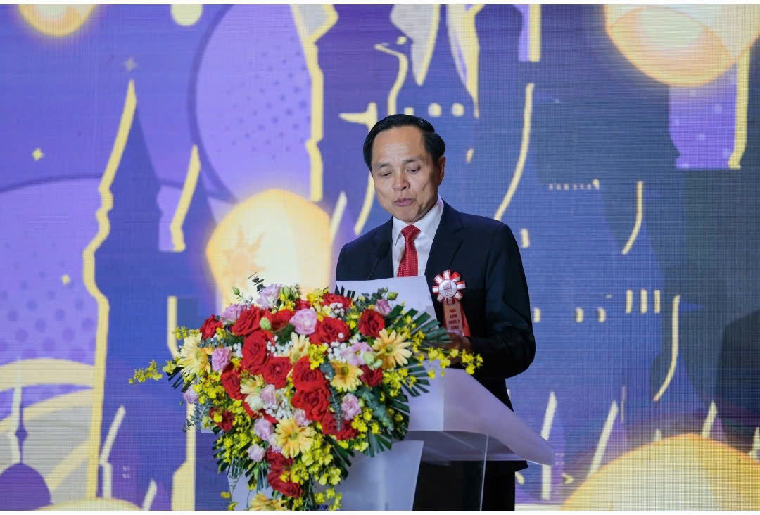 PGS.TS Nguyễn Quang Liệu - Hiệu trưởng Trường THPT Chuyên Khoa học Xã hội và Nhân văn phát biểu 