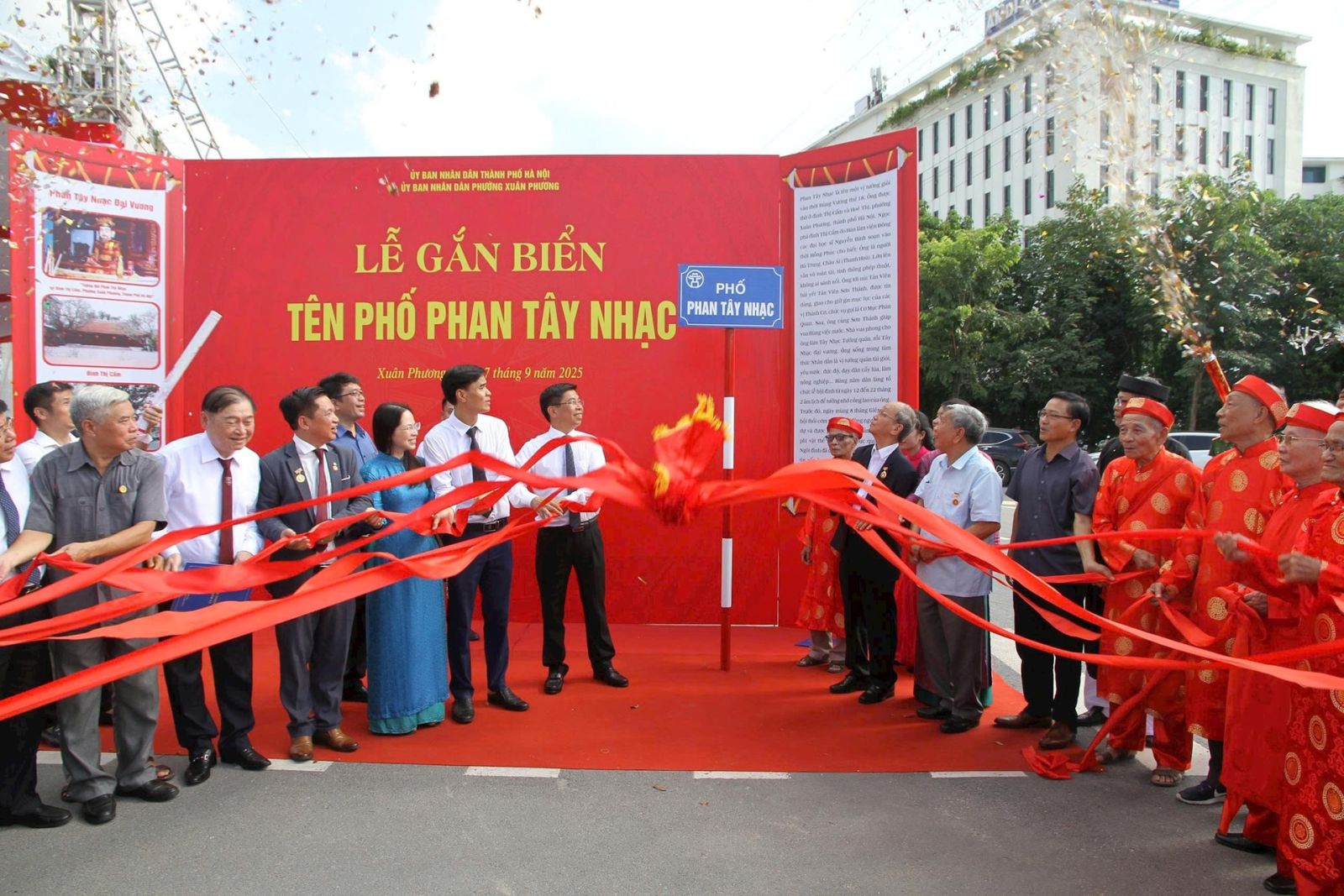 Các đại biểu thực hiện nghi thức gắn biển tên phố Phan Tây Nhạc (phường Xuân Phương