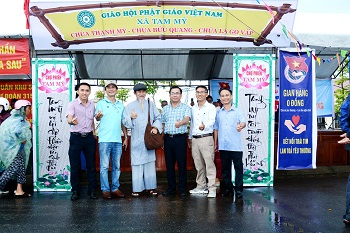 Thầy Thích Nhuận Tâm (thứ 2 trái qua) cùng các đơn vị tham gia tại phiên chợ 0 đồng