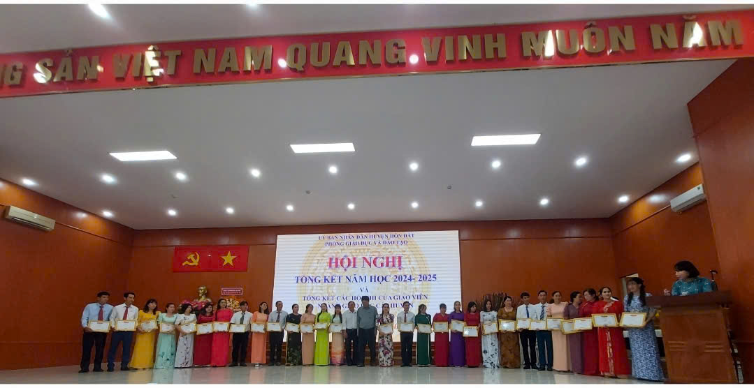 Giáo viên đạt thành tích xuất sắc Hội thi giáo viên dạy giỏi cấp huyện năm học 2024-2025 nhận giấy khen của Phòng giáo dục và đào tạo huyện Hòn Đất