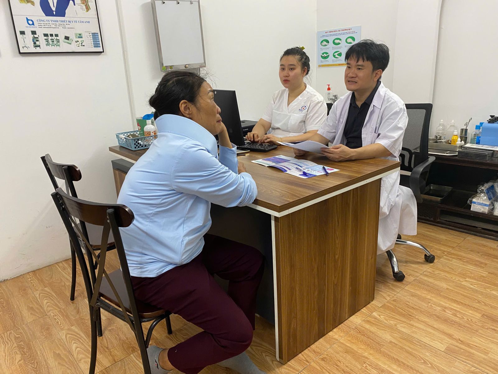 Bác sĩ đang tham khám cho bệnh nhân tại phòng khám Dân An