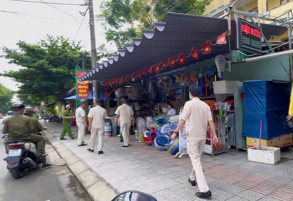 Sự hiện diện của lực lượng chức năng sẽ tạo nên chuyển biến trong ý thức của người dân về xây dựng đô thị văn minh
