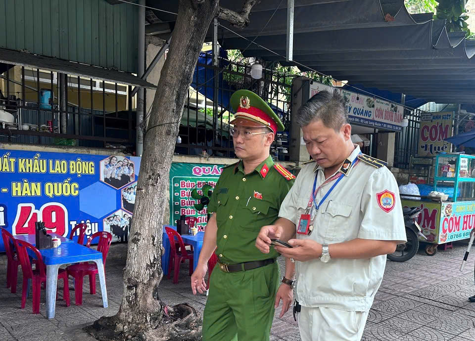 Lãnh đạo Công an phường và lãnh đạo Trung tâm cung ứng dịch vụ sự nghiệp công phường Liên Chiểu chỉ đạo công tác ra quân